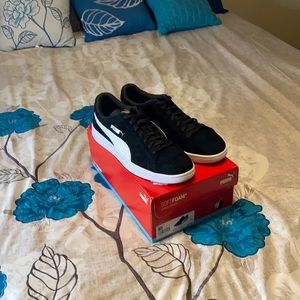 Men Puma Smash V2/Black and white suede.